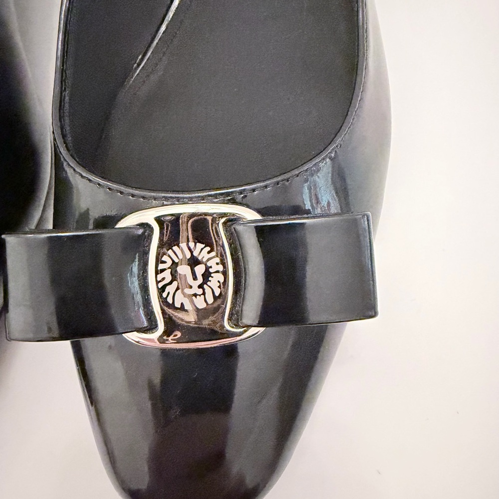 Anne Klein iFlex Black Patent Leather Ballet Flats Gold Lion Bow Size 8 - Picture 4 of 9